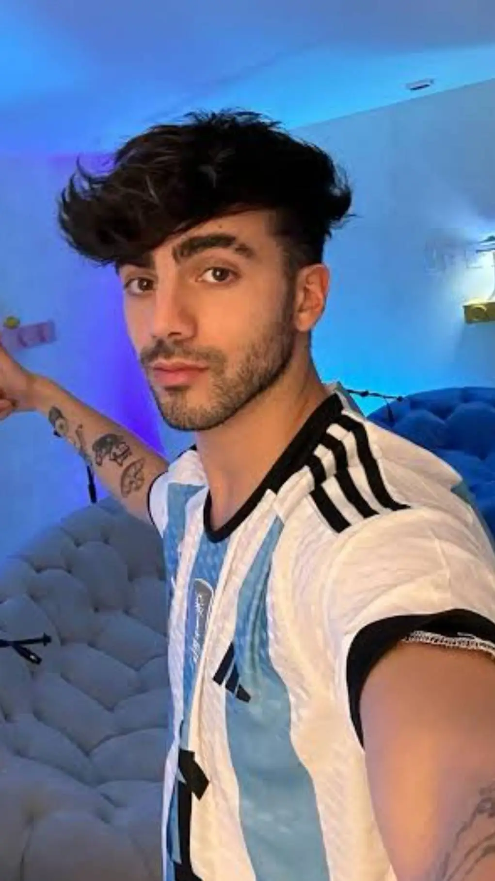 ai character: Fede Vigevani  background