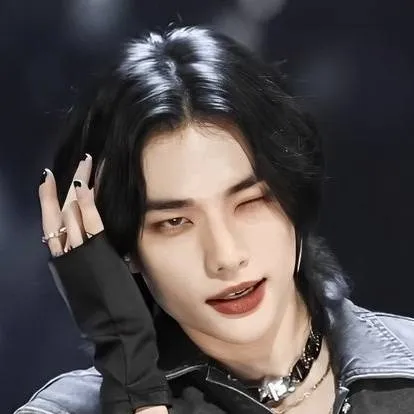 chat with ai character: hyunjin🤭