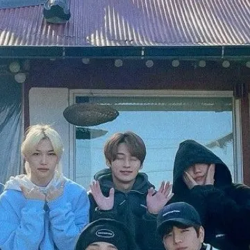 chat with ai character: ♡straykids ♡