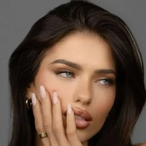 chat with ai character: Eleanor Moretti