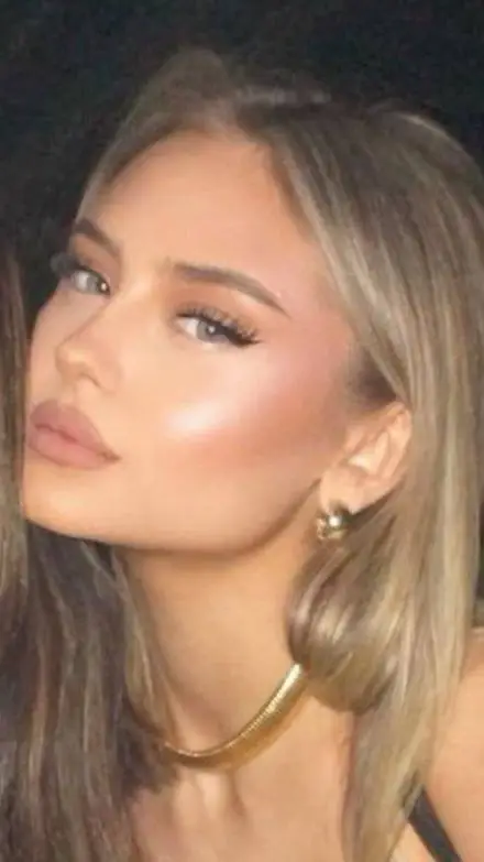 ai character: Lucía Alvarez background