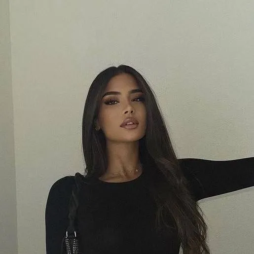 chat with ai character: Aylin Sezare