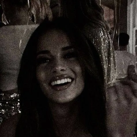 chat with ai character: Valencia Grey