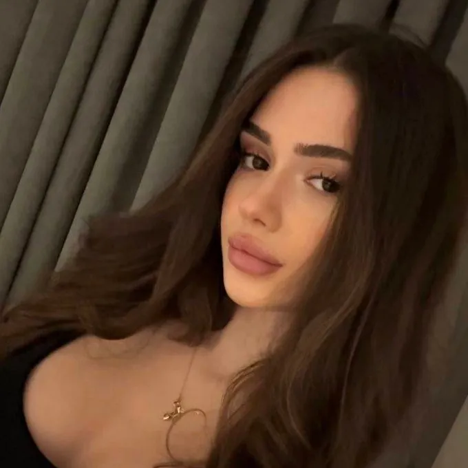 chat with ai character: Sienna Cross