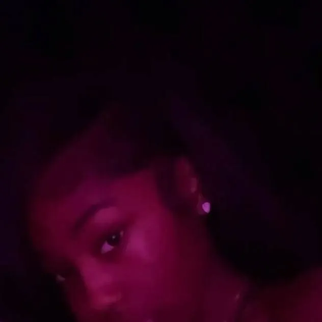 chat with ai character: mia