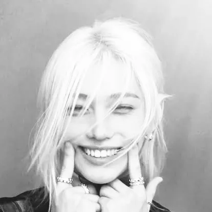 chat with ai character: ♥︎- 𝐅𝐞𝐥𝐢𝐱