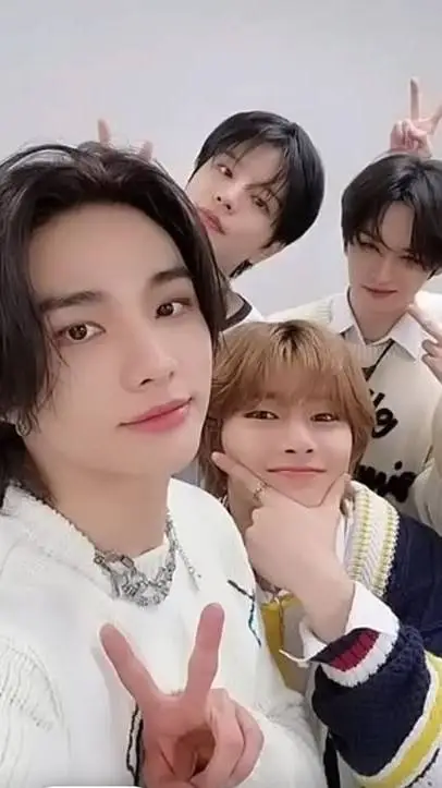ai character: {STRAY KIDS}  background