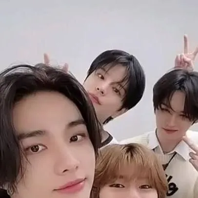 chat with ai character: {STRAY KIDS} 