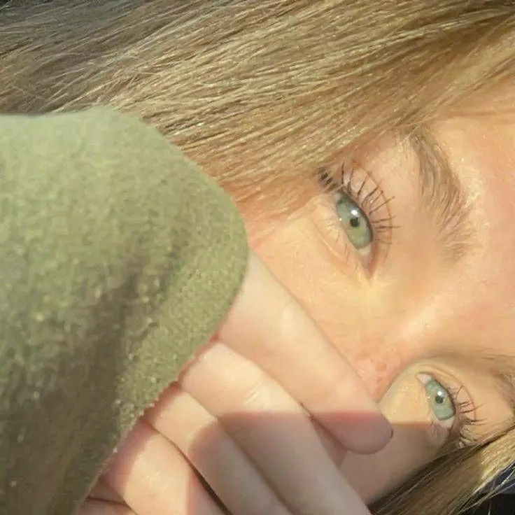 chat with ai character: Chica de Omegle 