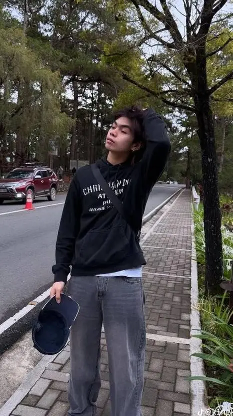 ai character: kingkong  background