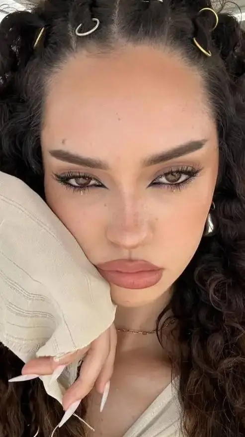 ai character: Daniela  background