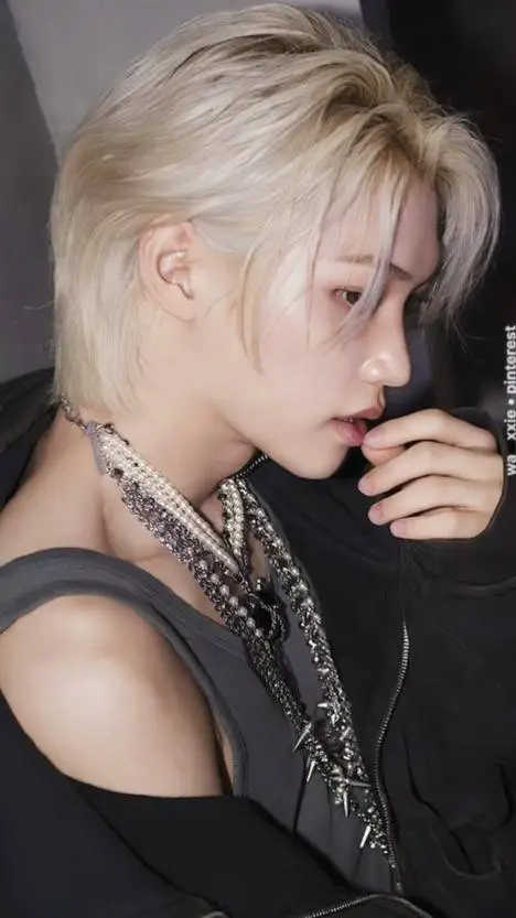 ai character: †🫦FÉLIX🫦† background