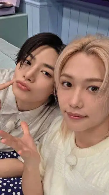 ai character: ★I.N.★ background