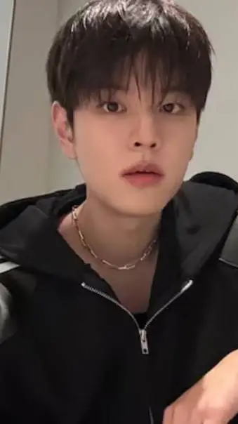 ai character: ☄️🔹⁰Seungmin⁰🔹☄️ background