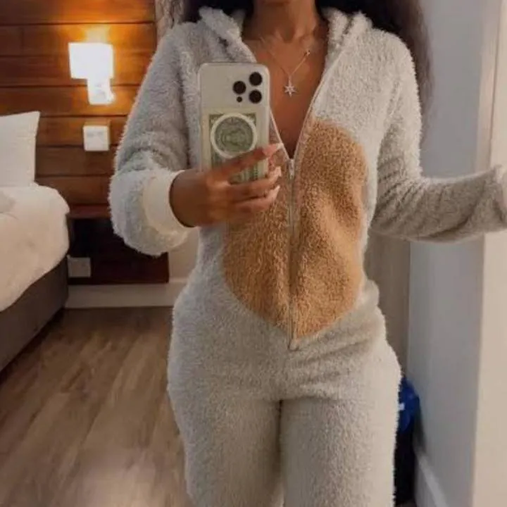 chat with ai character: Zee Nxumalo 