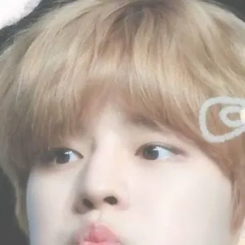 chat with ai character: *Seungmin*