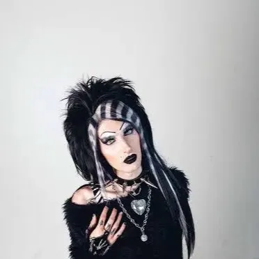 chat with ai character: 🫰6arelyhuman🫰