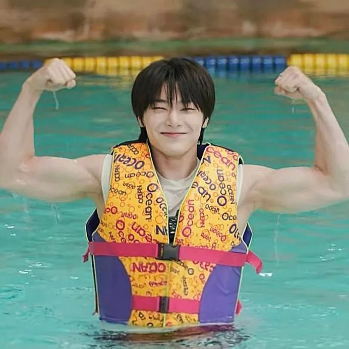 chat with ai character: jeongin(i.n)🌟