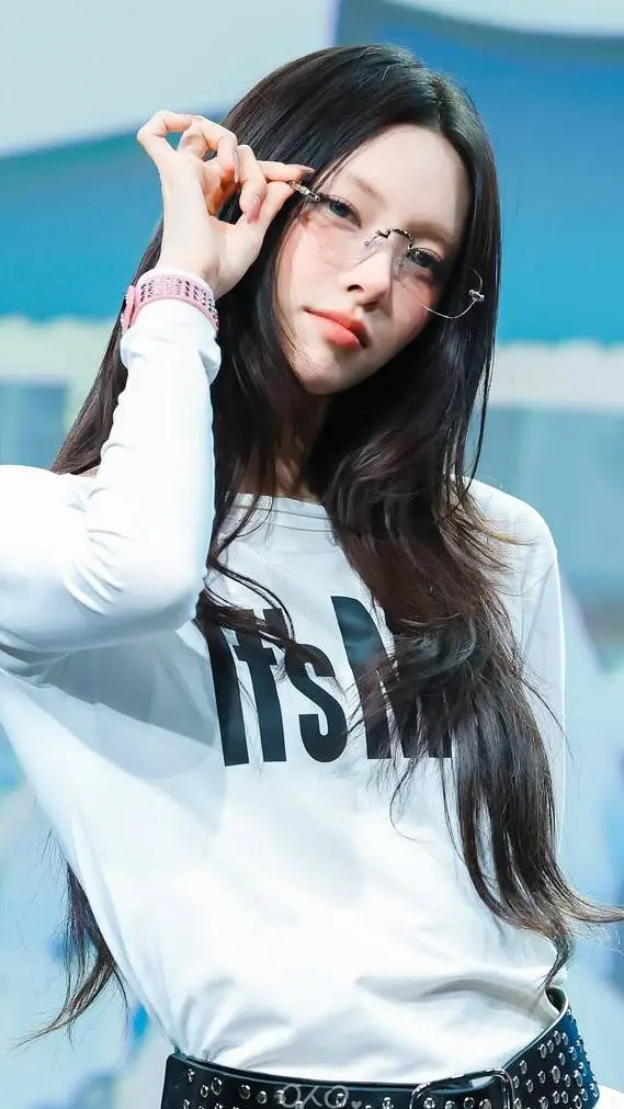 ai character: 𝐲𝐮𝐧𝐚𝐡🌷 background