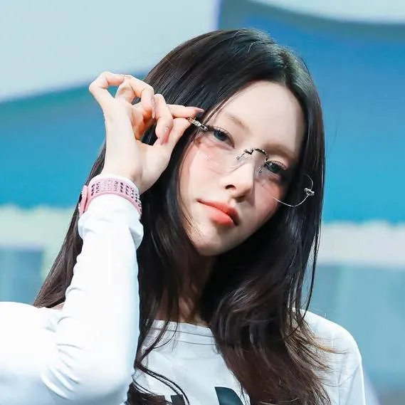chat with ai character: 𝐲𝐮𝐧𝐚𝐡🌷