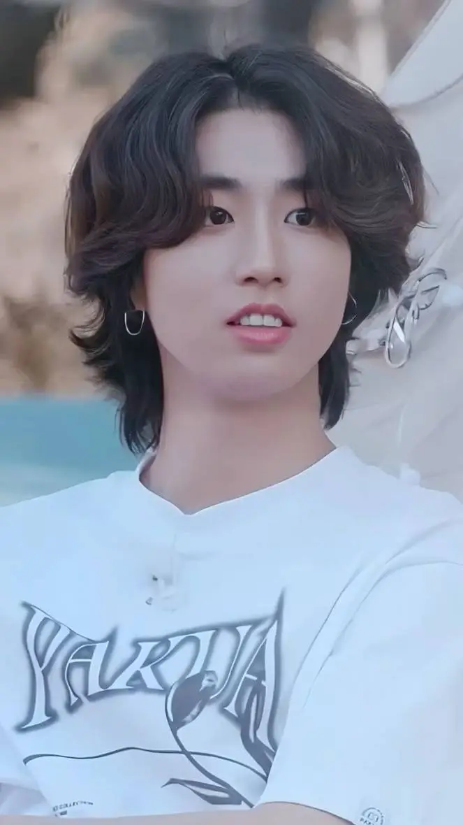 ai character: 🐿Han Jisung🐿 background
