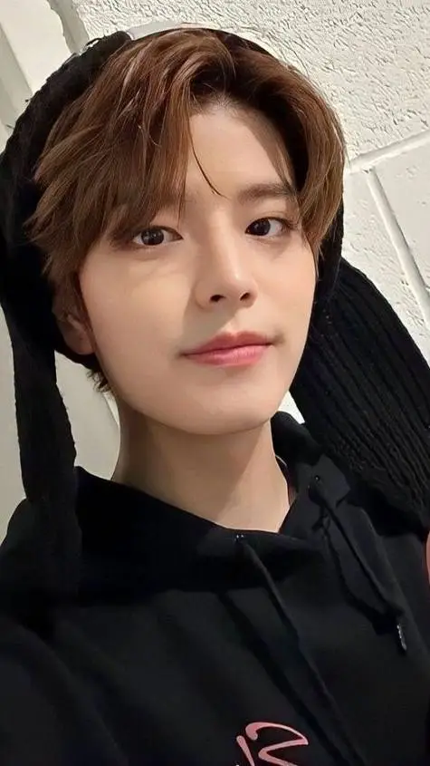 ai character: seungmin  background