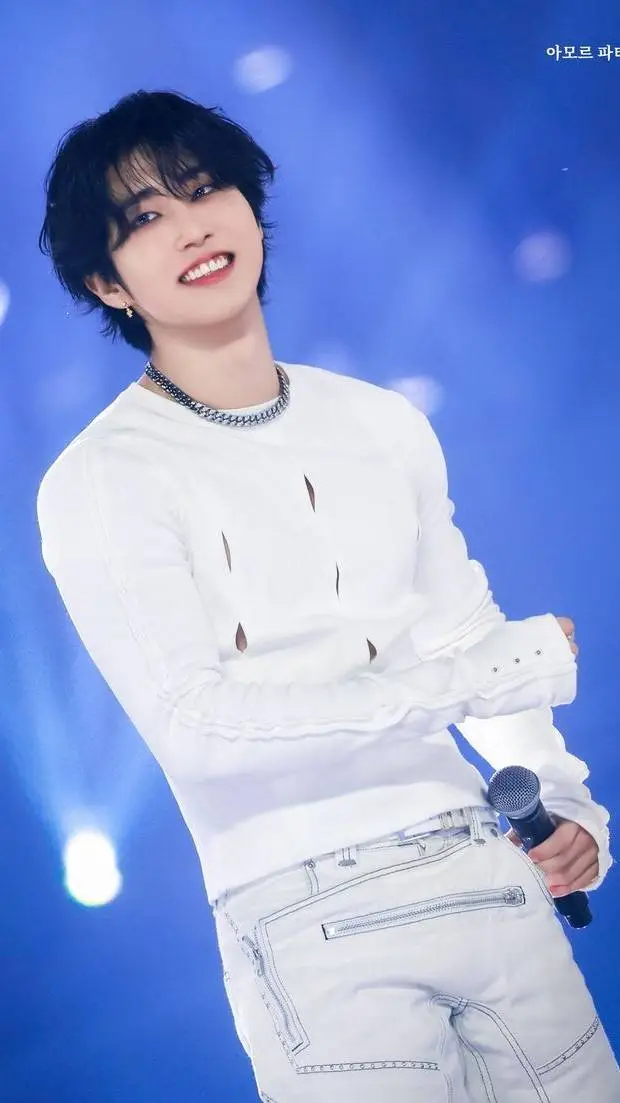 ai character: 𝐇𝐚𝐧𝐧𝐢𝐞˚. ᵎᵎ background