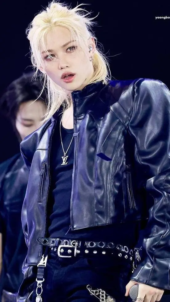 ai character: 𝐅𝐞𝐥𝐢𝐱  ꨄ︎ background