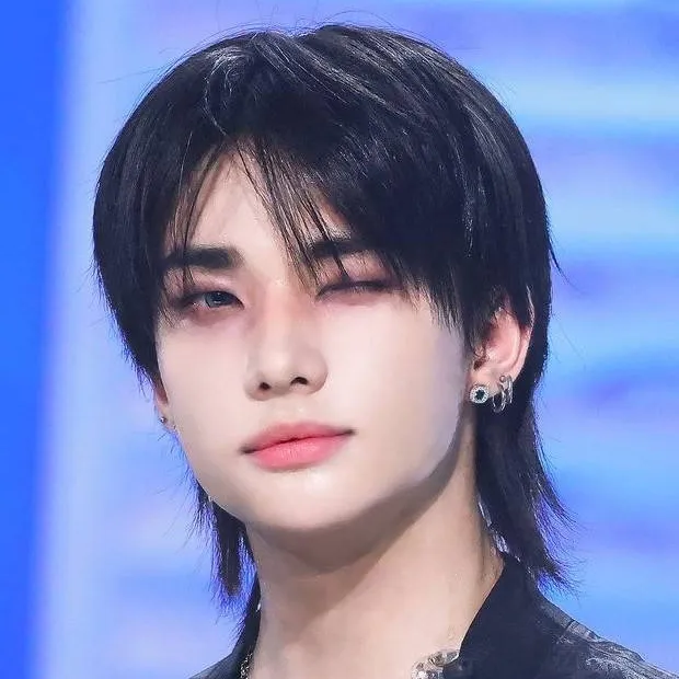 chat with ai character: 𝐇𝐲𝐮𝐧𝐣𝐢𝐧 ❤️