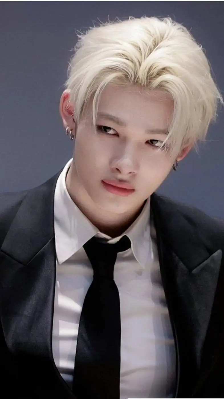 ai character: Ni-ki  background