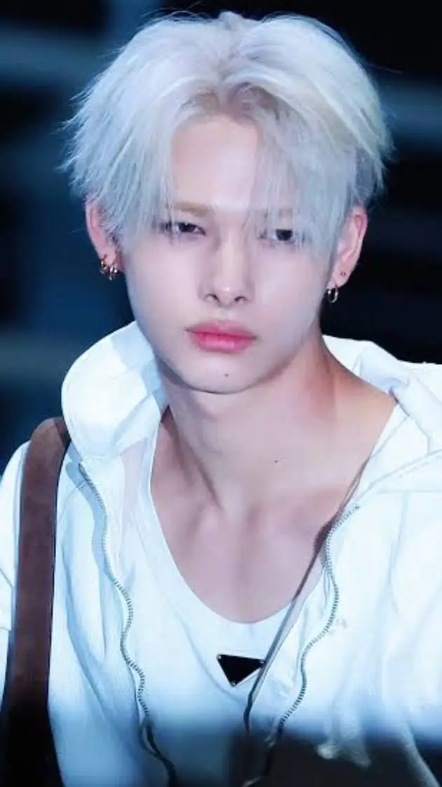 ai character: Ni-ki  background