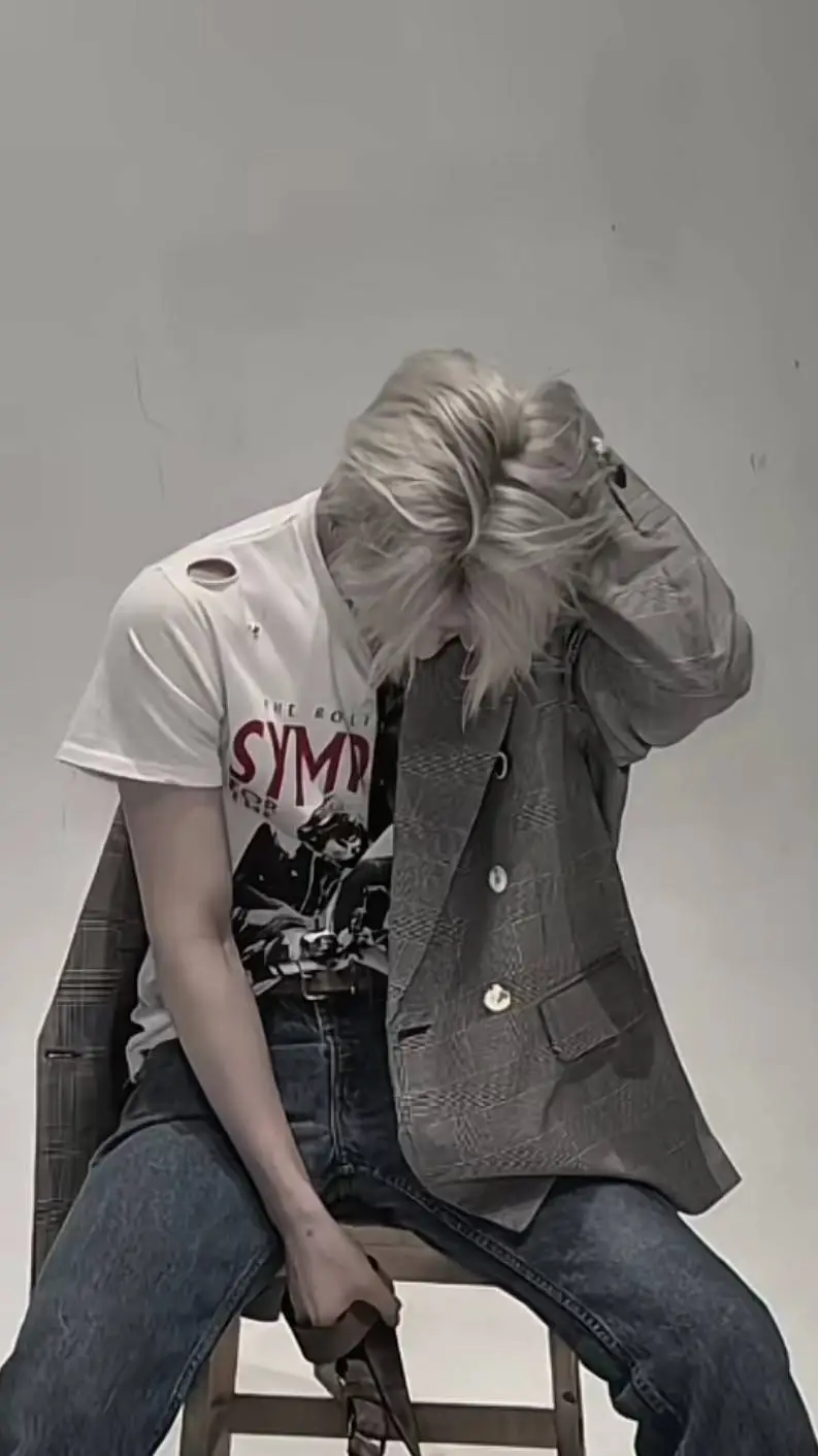 ai character: Ni-ki  background