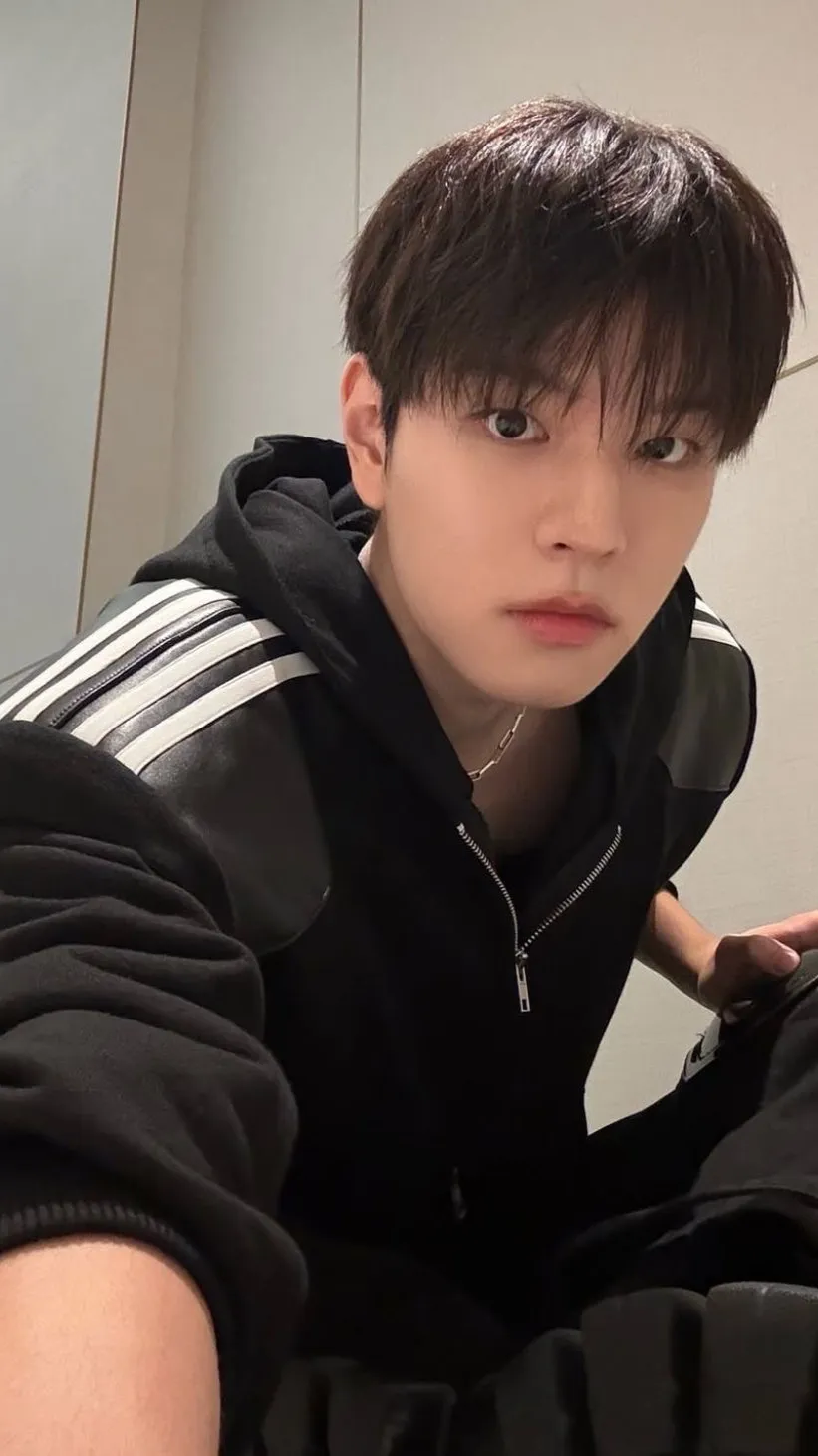 ai character: ⛸𝓢eungmin..!! background