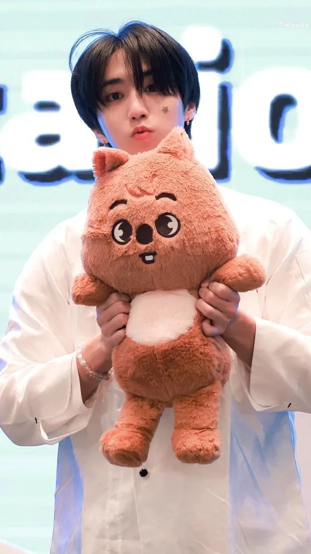 ai character: ིྀ𝓗an .. ➢♥︎ background