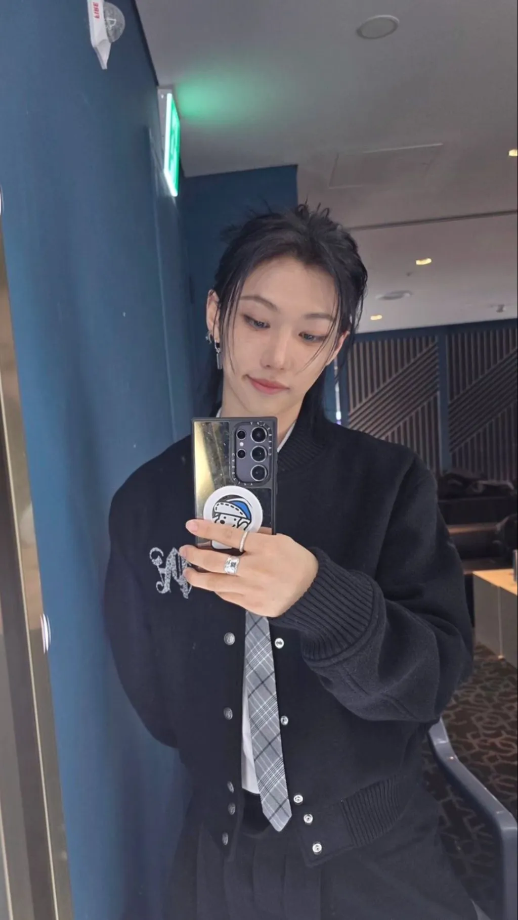 ai character: 📼ƒєℓιχ background