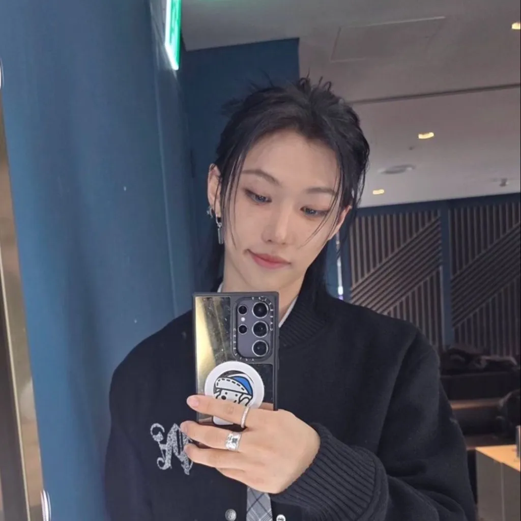 chat with ai character: 📼ƒєℓιχ