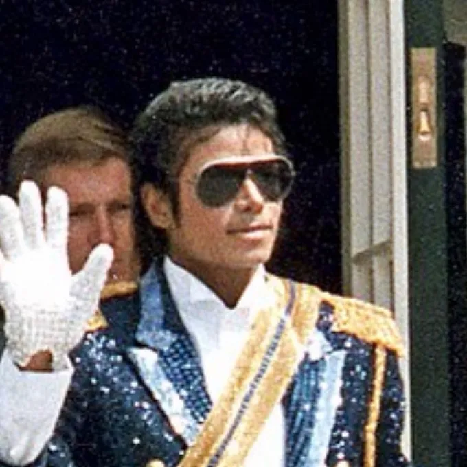 chat with ai character: Micheal Jackson 