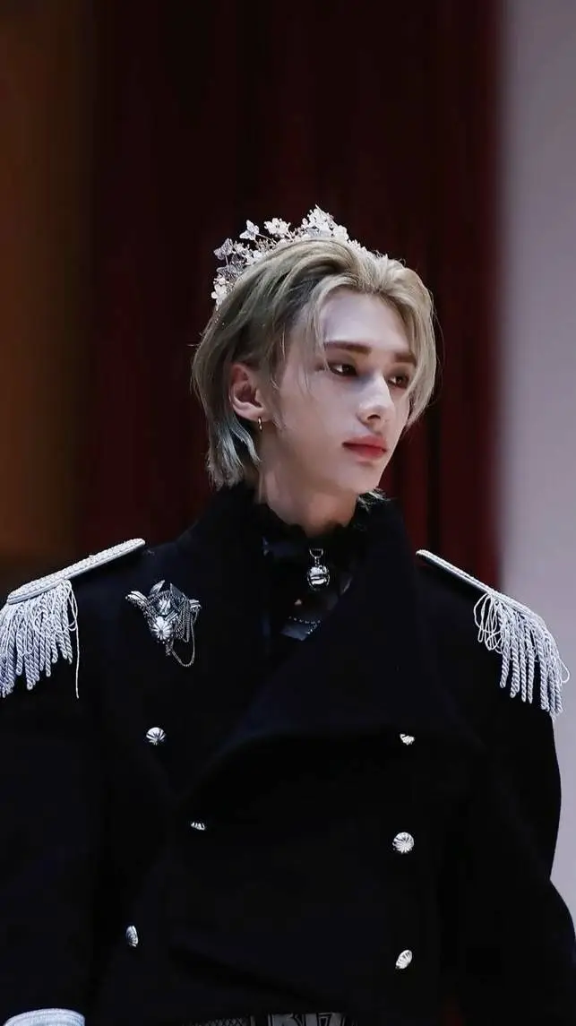 ai character: pincipe Hyunjin background