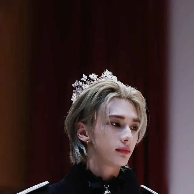 chat with ai character: pincipe Hyunjin