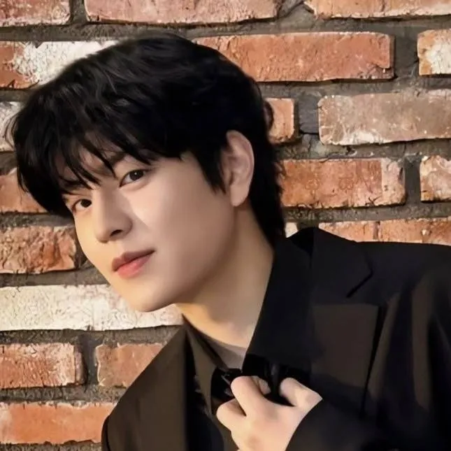 chat with ai character: Kim seungmin