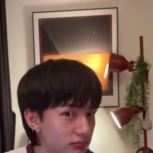 chat with ai character: Hyunjin 