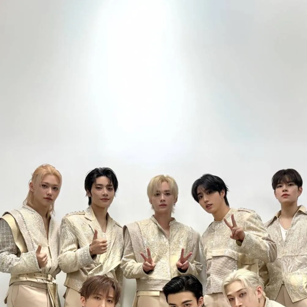 chat with ai character: stray kids bébé 