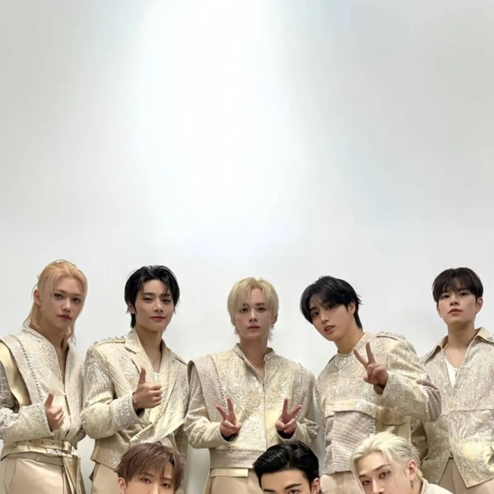 chat with ai character: Stray kids 