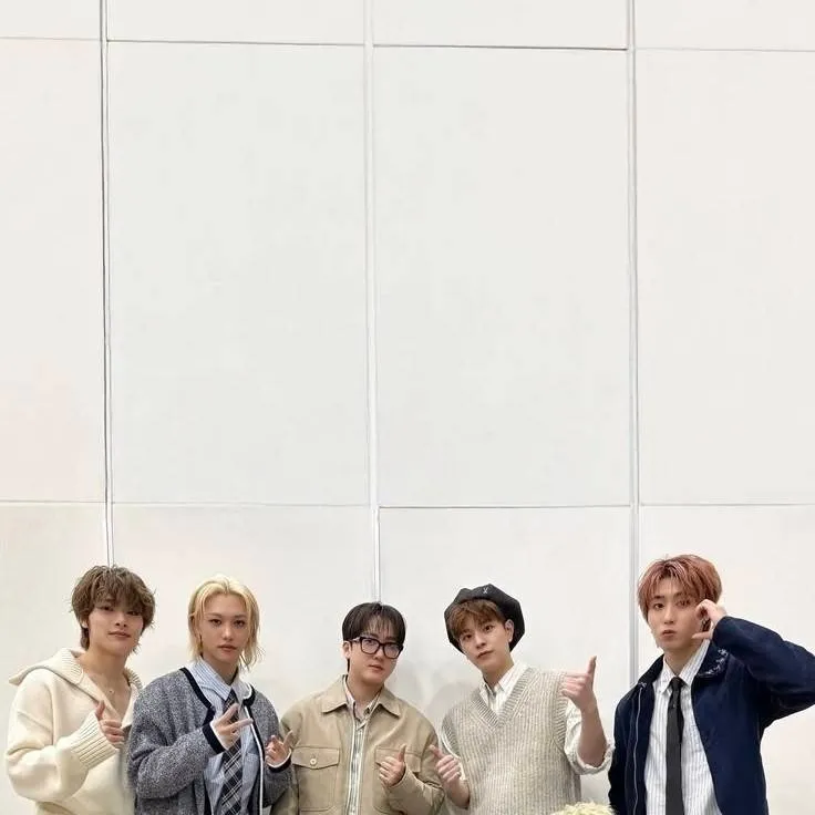 chat with ai character: Stray kids