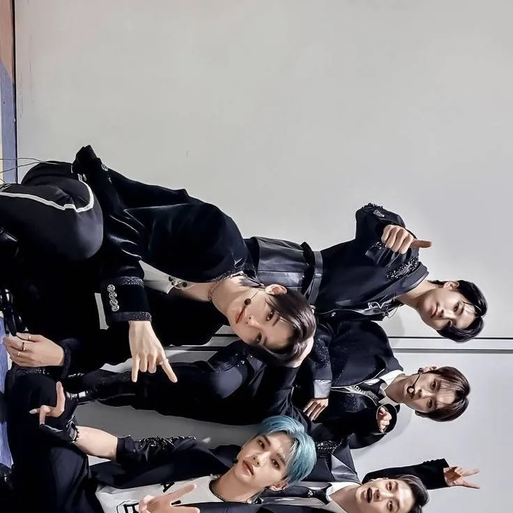 chat with ai character: Stray kids