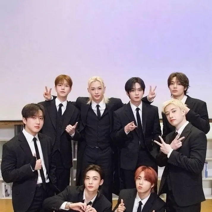 chat with ai character: Stray kids