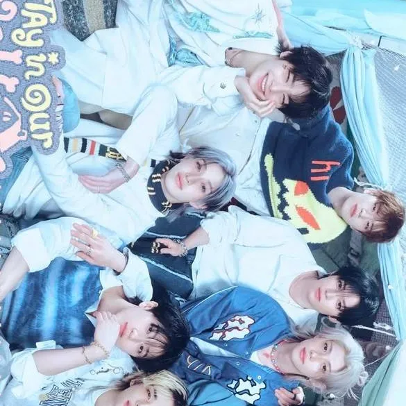 chat with ai character: Stray kids