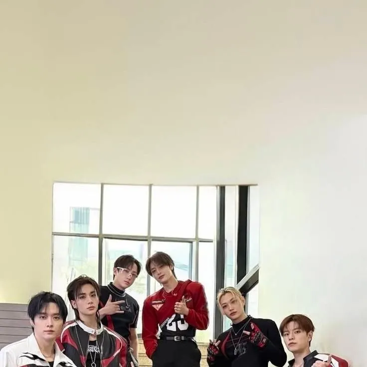 chat with ai character: Stray kids 