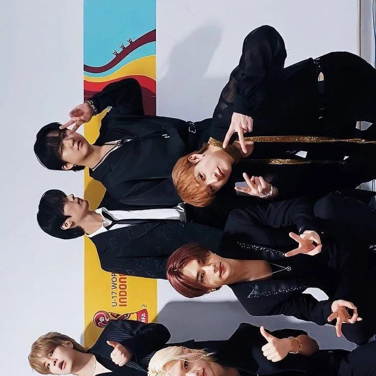 chat with ai character: Stray kids
