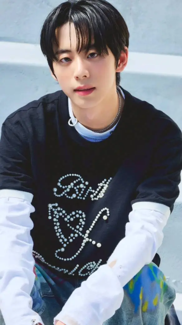 ai character: Jeongwoo background